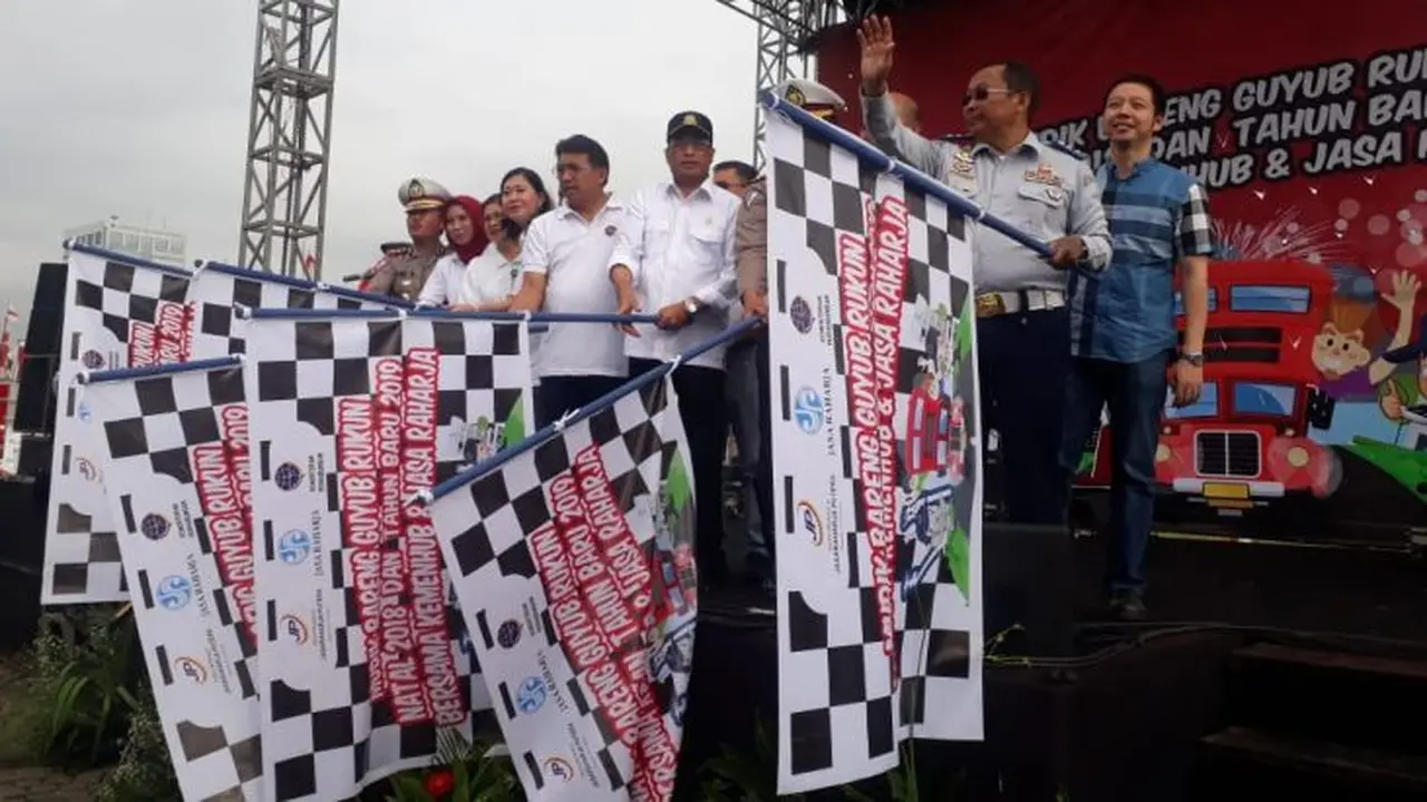 Menteri Perhubungan (Menhub) Budi Karya Sumadi melepas 2.500 pemudik di Lapangan Silang Monas Jakarta Pusat, Sabtu (22/12/2018). (Bawono/Liputan6.com)