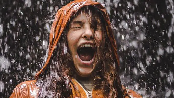 Tips rambut kehujanan/copyright Unsplash.com/Gage Walker