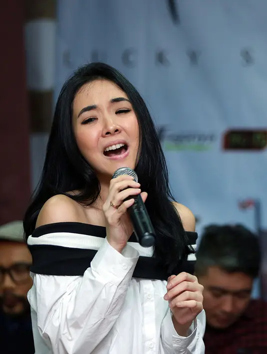 "Sedih sih, ada juga kejadian seperti ini di Jakarta. Kemarin di Paris. Ada berita seperti itu Gisel menyesali sekali. Buat korban hari ini turut berduka cita. Untuk keluarga yang telah jadi korban semoga dikuatkan," ucap Gisel. (Deki Prayoga/Bintang.com)