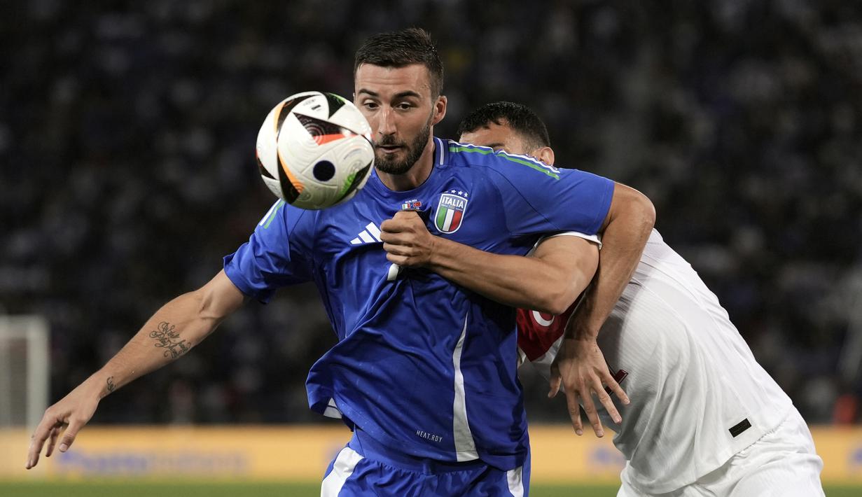 Gelandang Italia Bryan Cristante berebut bola dengan bek Turki Kaan Ayhan dalam laga uji coba pemanasan Piala Eropa 2024 di Renato dall'Ara, Rabu (5/6/2024) dini hari WIB. (Massimo Paolone/LaPresse via AP)