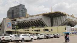Suasana tampak luar dari Stadion National Olympic di Phnom Penh, Rabu (20/2). Stadion ini menjadi salah satu venue yang menggelar laga Piala AFF U-22 2019. (Bola.com/Zulfirdaus Harahap)