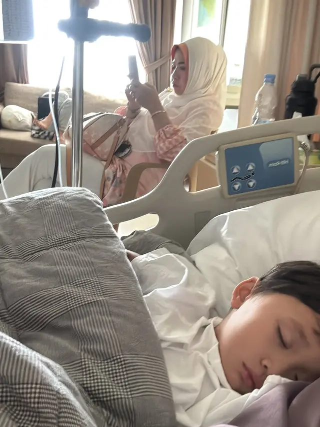 Potret Hanung Bramantyo dan Zaskia Adya Mecca Ajak Anak Umroh. (instagram/zaskiadyamecca)