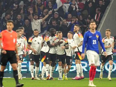Para pemain Jerman merayakan gol yang dicetak Florian Wirtz pada laga persahabatan FIFA Matchday melawan Prancis di Stadion Groupama, Decines, Lyon, Prancis, Sabtu, 23 Maret 2024. (AP Photo/Laurent Cipriani)
