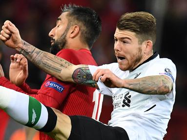 Bek Liverpool, Alberto Moreno, berebut bola dengan gelandang Spartak Moskow, Alexander Samedov, pada laga Liga Champions di Stadion Otkrytie Arena, Moskow, Selasa (26/9/2017). Kedua klub bermain imbang 1-1. (AFP/Kirill Kudryavtsev)