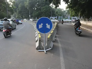 Markah jalan petunjuk arah saat dilakukan rekayasa lalu lintas di Jalan Proklamasi, Jakarta, Senin (16/4). Sehubungan dengan diberlakukannya uji coba underpass Matraman-Salemba, ruas Jalan Proklamasi diberlakukan dua arah. (Liputan6.com/Arya Manggala)