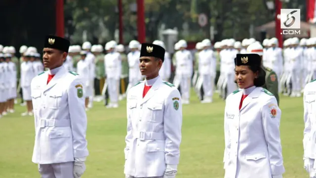 Tarrisa Maharani Dewi, yang terpilih mengemban tugas sebagai Pembawa Baki Sang Saka Merah Putih pada upacara HUT ke-73 RI di pagi hari.