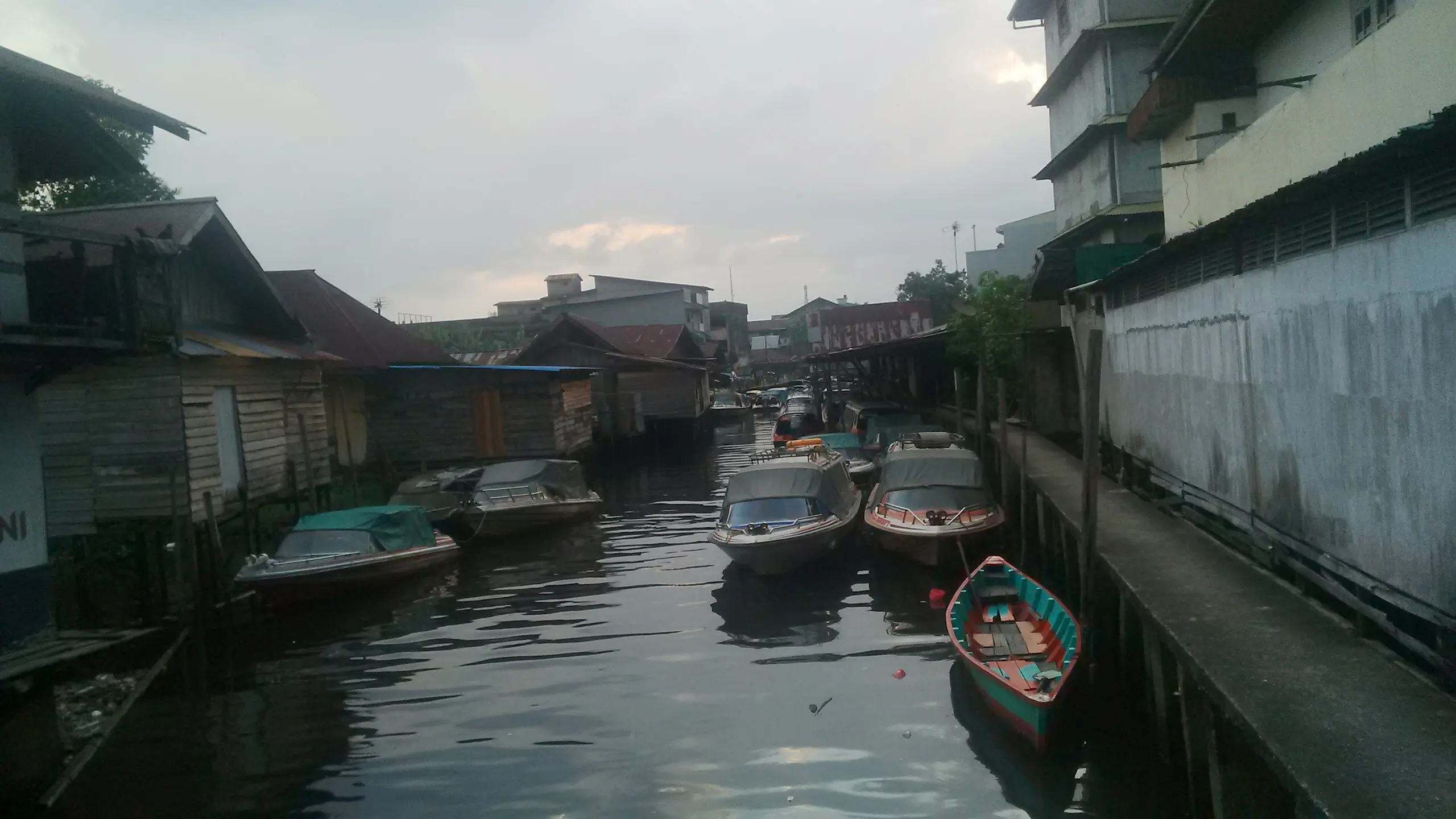 Suasana senja di bantaran Kapuas, sungai terpanjang di Indonesia, yang membelah Kota Pontianak, Kalimatan Barat. (Liputan6.com/Raden AMP)