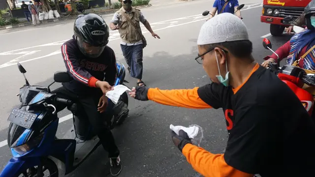 Eks Teroris Bagi-bagi Masker