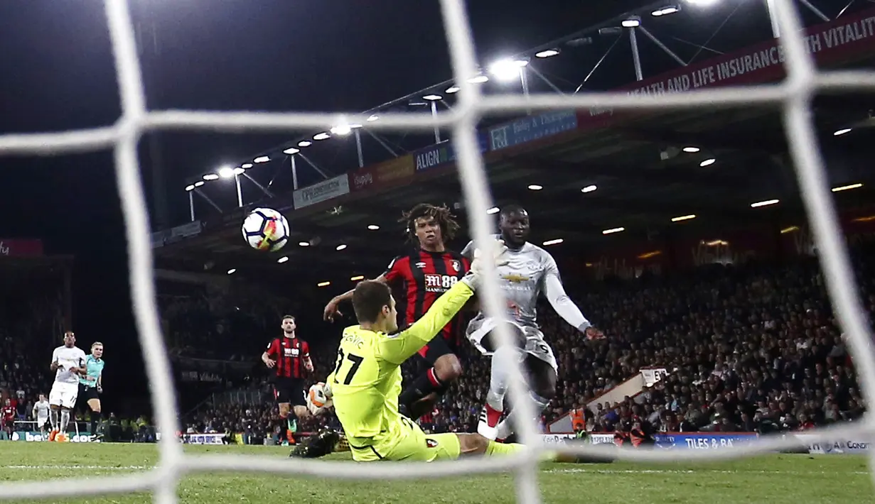 Aksi pemain Manchester United, Romelu Lukaku saat membobol gawang AFC Bournemouth pada lanjutan Premier League di Vitality Stadium, Bournemouth, (18/4/2018). MU menang 2-0.  (Adam Davy/PA via AP)