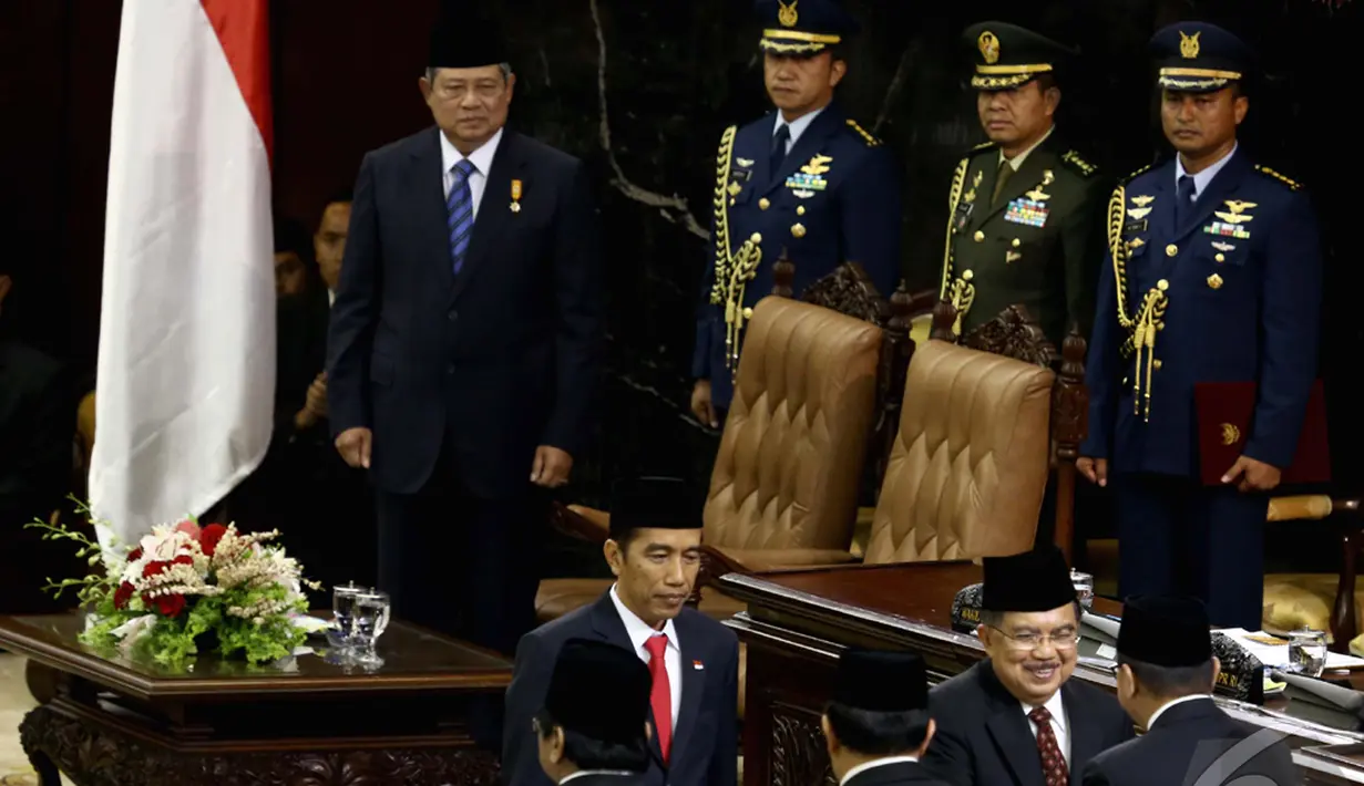 Joko Widodo dan Yusuf Kalla bersiap untuk menandatangani peresmian sebagai Presiden dan Wakil Presiden Indonesia periode 2014-2019 , Jakarta, Senin (20/10/2014) (Liputan6.com/Andrian M Tunay)