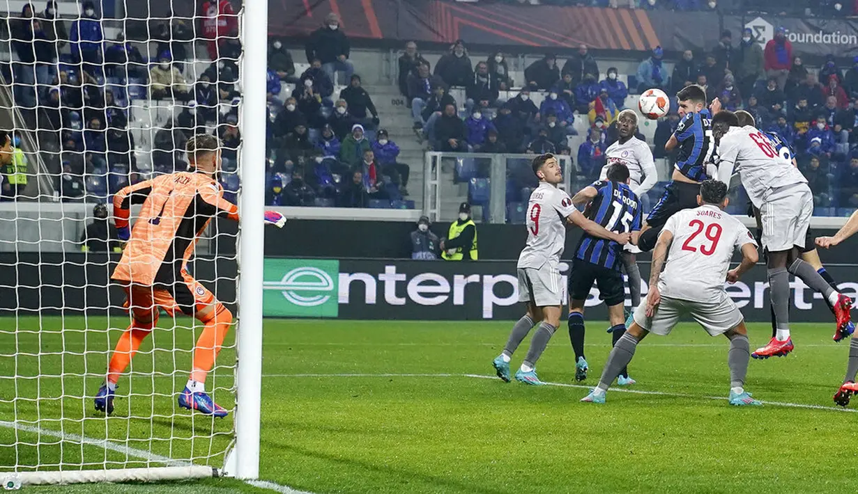 Pemain Atalanta Berat Djimsiti (kanan atas) mencetak gol ke gawang Olympiacos pada pertandingan sepak bola babak 16 besar Liga Europa di Stadion Gewiss, Bergamo, Italia, 17 Februari 2022. Atalanta menang 2-1. (Spada/LaPresse via AP)