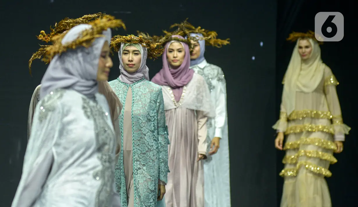 Model memeragakan busana dalam Muslim Fashion Festival (Muffest) 2020 di Jakarta Convention Center (JCC), Jakarta, Kamis (20/2/2020). Acara yang menghadirkan para pelaku industri busana muslim tersebut berlangsung hingga 23 Febuari 2020. (merdeka.com/Imam Buhori)