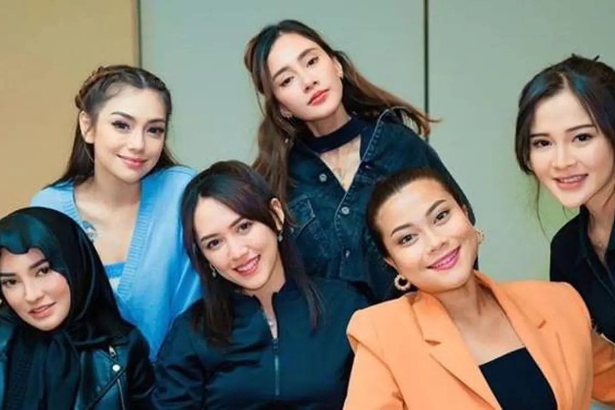 Tampil Kompak, Ini 6 Potret Kebersamaan Happy Asmara dan Bella Bonita