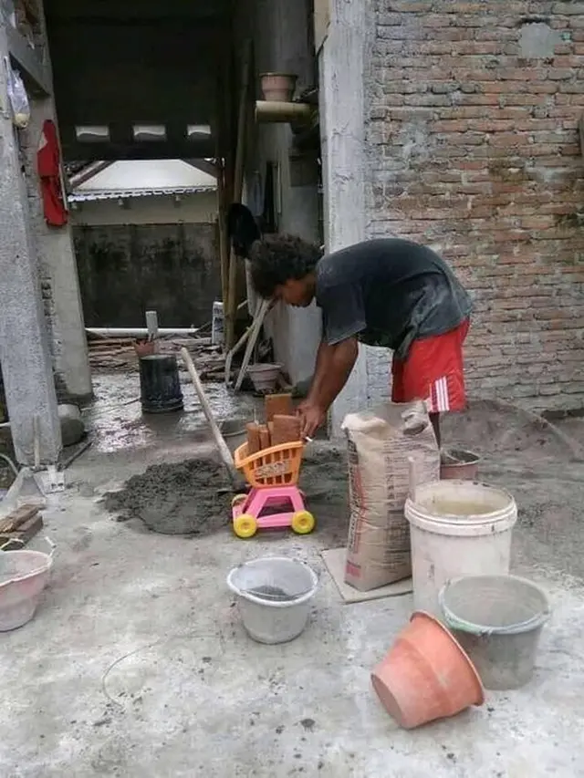 6 Potret Kuli saat Angkat Bahan Bangunan Ini Curi Perhatian, Aksinya Bikin Ngakak