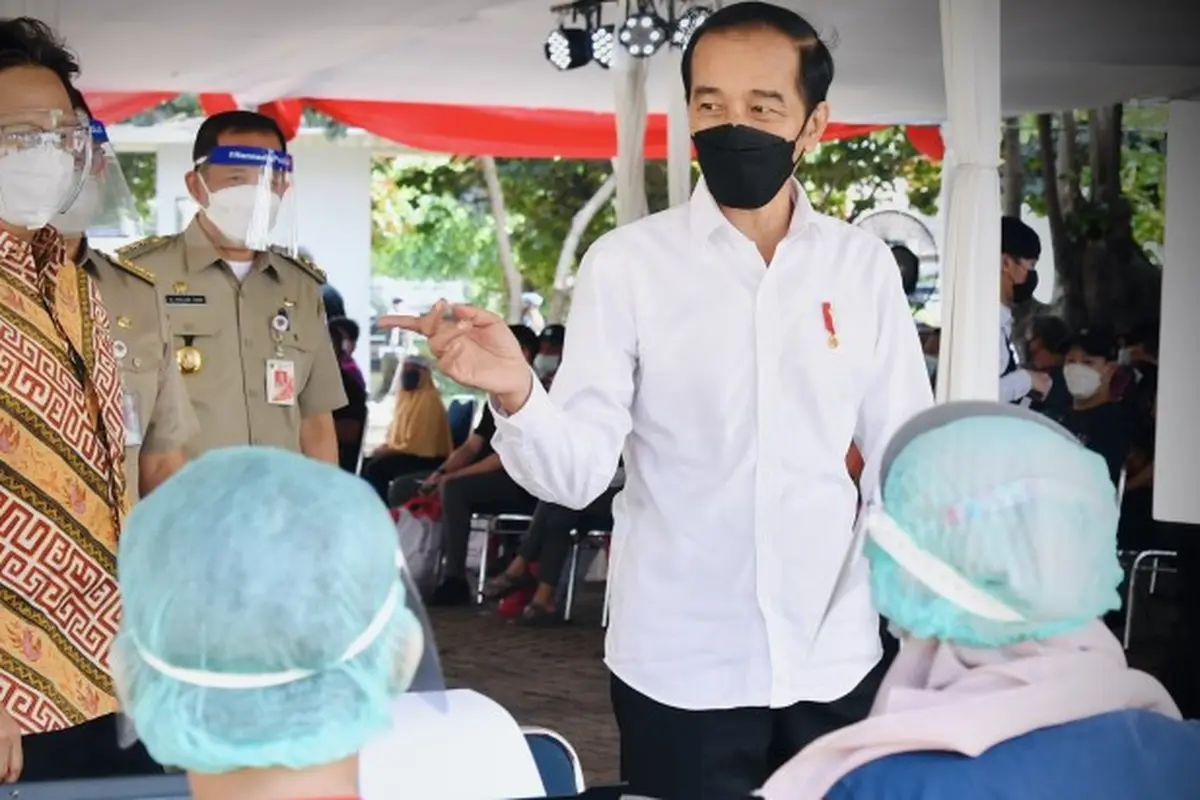 Presiden Joko Widodo (Jokowi) dan Menteri Kesehatan Budi Gunadi Sadikin
