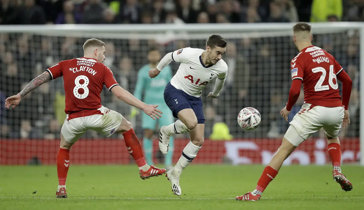 Pemain Tottenham Hotspur Harry Winks (tengah) mencoba melewati pemain Middlesbrough FC Adam Clayton (kiri) dan Lewis Wing pada pertandingan Piala FA di Tottenham Hotspur Stadium, London, Selasa (14/1/2020). Tottenham menang 2-1 dan lolos ke babak 32 besar.
(AP Photo/Matt Dunham)