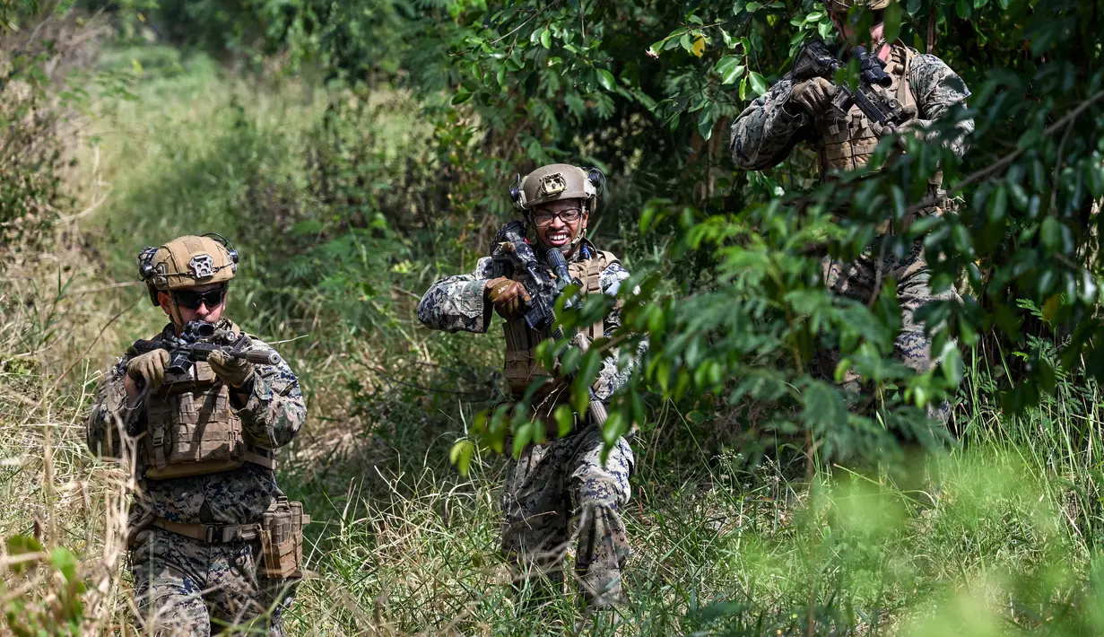 Prajurit Marinir Amerika Serikat (AS) mengamankan posisi saat latihan patroli sebagai bagian dari latihan militer bersama Super Garuda Shield di Bhumi Marinir Karangpilang, Surabaya, Selasa 27 Agustus 2024. (JUNI KRISWANTO/AFP)