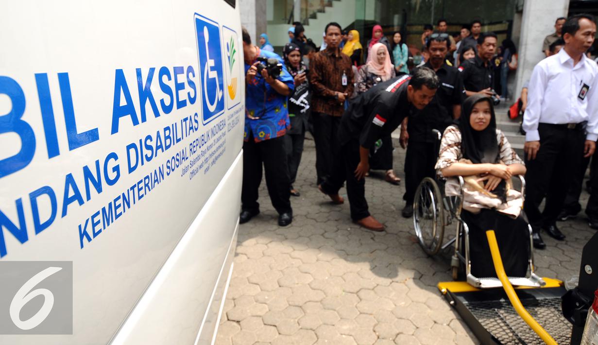 Seorang penyandang disabilitas bersiap masuk ke dalam mobil akses penyandang disabilitas bagi di Jakarta, Senin (28/12/2015). Mensos Khofifah memberikan bantuan sejumlah fasilitas penunjang penyandang disabilitas. (Liputan6.com/Helmi Fithriansyah)