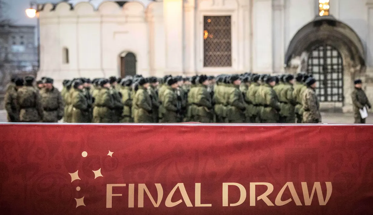 Sejumlah petugas keamanan berjaga di depan lokasi drawing Piala Dunia 2018 di Kremlin, Moscow, Kamis (30/11/2017). Drawing 32 peserta Piala Dunia 2018 akan dilakukan pada Jumat (1/12/2017) di Rusia. (AFP/Mladen Antonov)