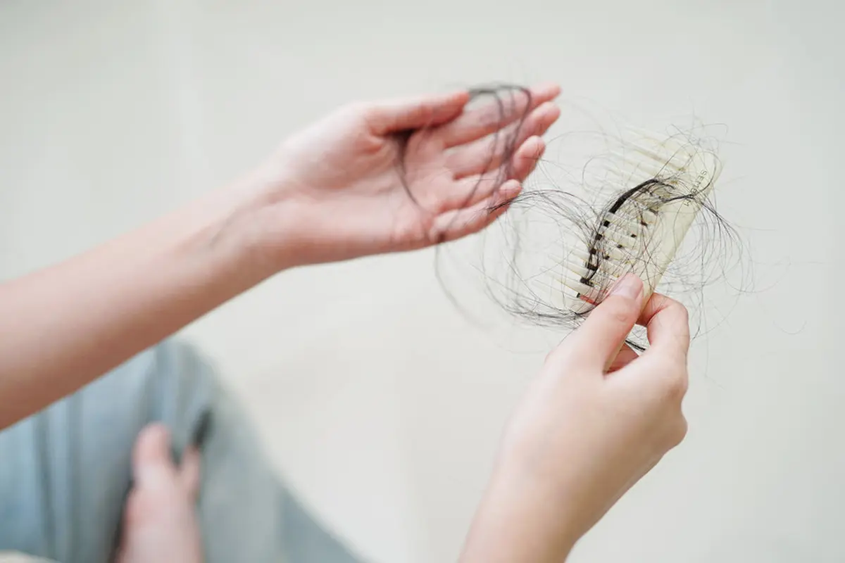 7 Cara Mengatasi Rambut Patah agar Kondisinya Nggak Semakin Parah