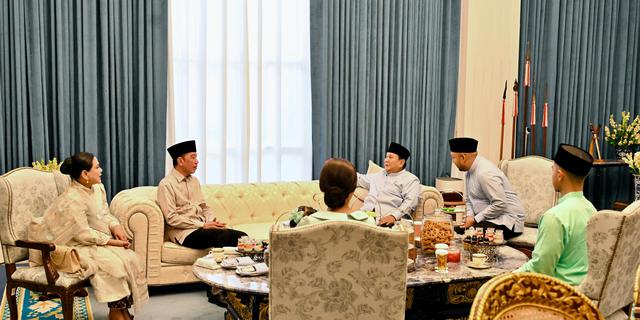 Hangatnya Halalbihalal Prabowo dan Jokowi di Istana, Duduk Satu Sofa Bercengkerama