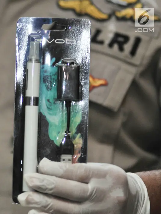 Kabid Humas Polda Metro Jaya Kombes Pol Argo Yuwono menunjukkan barang bukti rokok elektrik dalam pabrik pembuatan liquid vape narkoba di Kelapa Gading, Jakarta, Rabu (31/10). (Merdeka.com/Iqbal Nugroho)