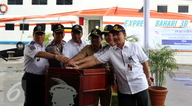 Menhub Budi Karya Sumadi saat meresmikan Kapal Baru KM Express Bahari 38 milik PT Pelni di Sunda Kelapa, Jakarta, Selasa (10/1). Nantinya kapal Baru KM Express Bahari 38 melayani rute Pelabuhan Sunda Kelapa - Kepulauan Seribu. (Liputan6.com/Johan Tallo)