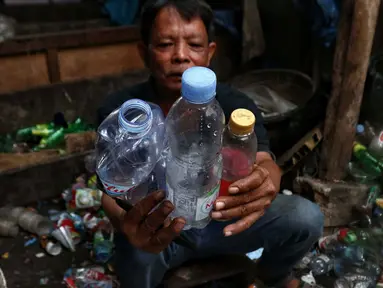 Pria asal Banjarnegara, Karno (56) memperlihatkan sampah botol plastik di lapak miliknya di wilayah Kebon Jeruk, Jakarta Barat, Jumat (21/7/2023). (Liputan6.com/Angga Yuniar)