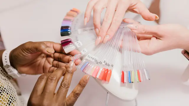 6 Cara Mudah Pasang Kuku Palsu Tanpa Perlu ke Salon