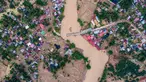 Foto udara menunjukkan jembatan yang rusak akibat banjir bandang di jalan utama yang menghubungkan Aceh dan Sumatera Utara di Meureudu, Kabupaten Pidie Jaya, Provinsi Aceh, pada Jumat 28 November 2025. Derasnya terjangan arus air yang melanda kawasan Kabupaten Pidie Jaya membuat Jembatan Meureudu yang menghubungkan Banda Aceh dan Medan putus total. (CHAIDEER MAHYUDDIN/AFP)