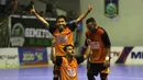 Ekspresi pemain IPC Pelindo setelah mencetak gol ke gawang Black Steel Manokwari dalam laga Seri III Grup B Wilayah Timur Pro Futsal League 2016 di GOR 17 Desember, Mataram, NTB, Minggu (13/3/2016). IPC Pelindo menang 5-1. (Bola.com/Arief Bagus)