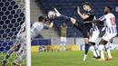 Kiper FC Porto, Agustin Marchesin melakukan penyelamatan di depan penyerang Manchester City, Ferran Torres pada matchday kelima Grup C Liga Champions di Estadio Do Dragao, Porto, Rabu (2/12/2020) dini hari WIB. Manchester City harus puas bermain 0-0 lawan Porto. (AP Photo/Luis Vieira)
