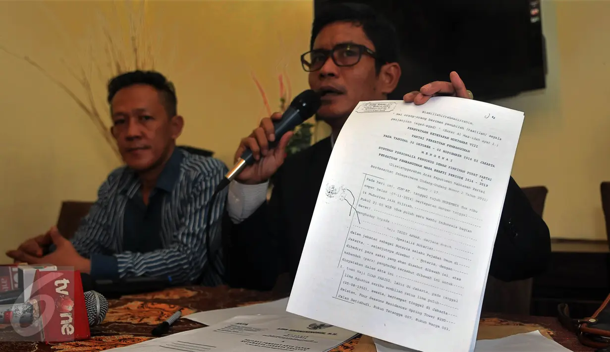 Wakil Sekjen DPP PPP hasil Muktamar Jakarta, Ahmad Bay Lubis (kanan) menunjukkan laporan terhadap ketua umumnya Djan Faridz ke Bareskrim Mabes Polri atas dugaan pemalsuan formatur PPP, saat jumpa pers di Jakarta, Kamis (24/3). (Liputan6.com/Johan Tallo)