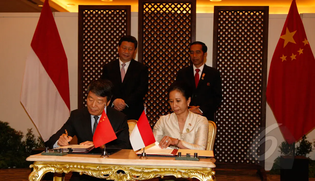 Presiden Jokowi (kanan belakang) dan Presiden RRT Xi Jinping menyaksikan penandatanganan MoU oleh Menteri BUMN dan Ketua Badan Perencanaan Pembangunan RRT di JCC, Rabu (22/4/2015). (Liputan6.com/Herman Zakharia)