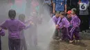 Petugas pemadam kebakaran (Damkar) Kota Tangerang membantu siswa Taman Kanak-Kanak (TK) menyemprotkan air untuk memadamkan api saat edukasi pengenalan profesi Damkar di Kota Tangerang, Banten (22/11/2023). (Liputan6.com/Angga Yuniar)