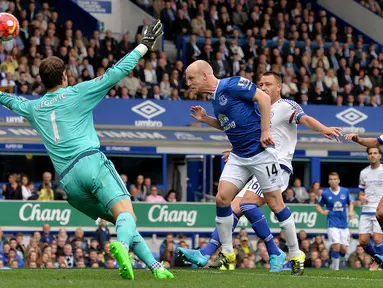 Pemain Everton, Steven Naismith, mencetak gol pertama ke gawang Chelsea dalam lanjutan Liga Premier Inggris di Stadion Goodison Park. Sabtu (12/9/2015). (EPA/Peter Powell)