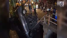 ﻿Sebuah mobil mini bus yang di kendarai mahasiswi di Kota Surabaya, menabrak pembatas sungai dan tercebur di sungai.