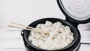 Pemerintah akan membagikan secara gratis Alat Memasak Berbasis Listrik (AML) yang berbentuk penanak nasi (rice cooker). Foto: Freepik