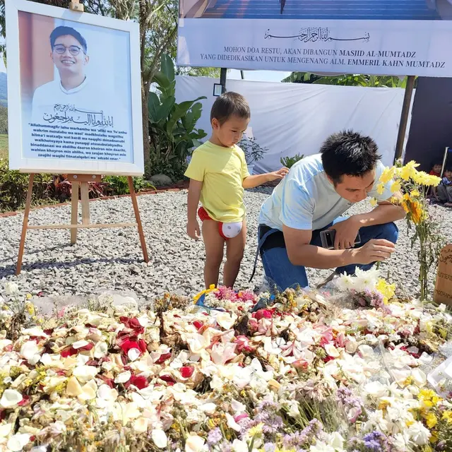 Ajak Kiano, Baim Wong Ziarah ke Makam Eril Anak Ridwan Kamil. (instagram.com/baimwong)