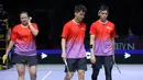 Ekspresi kecewa M Rian Ardianto (kanan) bersama tim Rockets dalam laga pertama 3v3 Badminton XL 2025 melawan tim Lightning di Istora Senayan, Jakarta, Sabtu (04/10/2025). (Bola.com/Bagaskara Lazuardi)