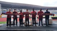 Prosesi pengenalan manajemen baru Persis Solo yang dipimpin oleh Kaesang Pangarep di Stadion Manahan, Sabtu (20/3/2021). (Bola.com/Vincentius Atmaja)