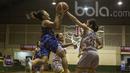 Pebasket Merpati Bali, Yenny, menghindari pebasket Surabaya Fever pada laga semifinal Sahabat Cup 2017 di GOR Sahabat Semarang, Jawa Tengah, Jumat (21/4/2017). Merpati kalah 55-67 dari Fever. (Bola.com/Vitalis Yogi Trisna)