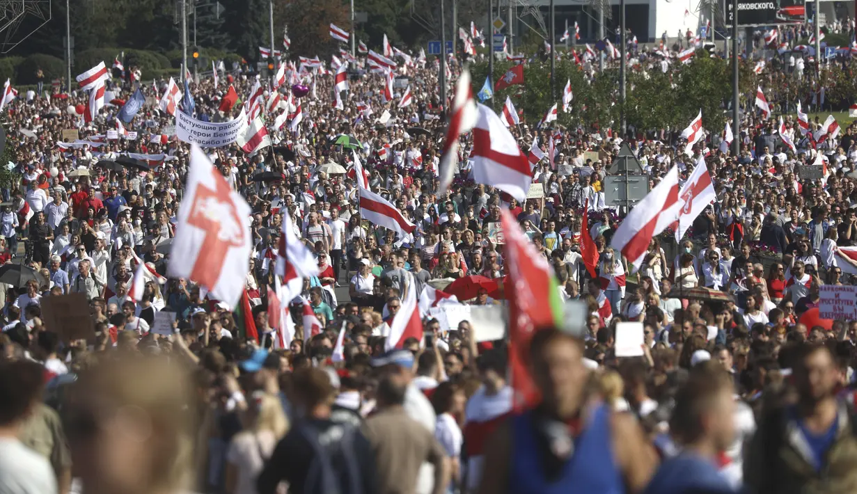 Pendukung oposisi Belarusia berunjuk rasa di Minsk, Belarusia, Minggu (30/8/2020). Puluhan ribu demonstran berkumpul untuk menuntut agar Presiden Belarusia Alexander Lukashenko mengundurkan diri. (AP Photo)