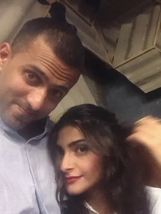 Awalanya beredar kabar jika pernikahan Sonam Kapoor akan digelar di India dan luar negeri. Kabarnya pernikahan itu digelar selama berhari-hari. (Foto: instagram.com/anandahuja)