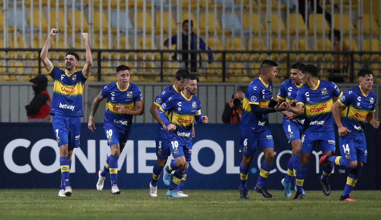 Selebrasi para pemain Everton setelah gol yang dicetak Lucas Di Yorio (kiri) ke gawang Jorge Wilstermann pada laga penyisihan grup Sudamericana Cup di Sausalito Stadium, Viña del Mar, Cile (5/4/2022). Everton de Vina del Mar didirikan pada 24 Juni 1909 oleh seorang imigran asal Merseyside, David Foxley, yang merupakan suporter Everton di Inggris. Everton Inggris kerap memberi dukungan finansial di masa-masa awal berdirinya Everton de Vina del Mar. (AFP/Javier Torres)