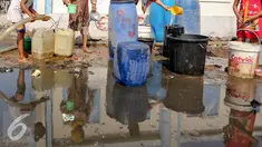 Memasuki musim kemarau, warga Muara Angke kesulitan mendapatkan air bersih karena beberapa sumber air mengalami kekeringan, Jakarta, Selasa (4/8/2015). (Liputan6.com/Faizal Fanani)
