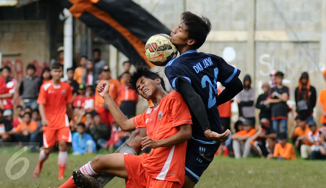 Pemain Persija dan tim Pra PON DKI Jakarta berebut bola saat laga uji coba di NYTC Sawangan, Depok, Sabtu (27/2/2016). Laga ujicoba ini persiapan Persija menghadapi turnamen Piala Bhayangkara dan ISC 2016. (Liputan6.com/Helmi Fithriansyah)