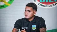 Pemain PSIS Semarang dan Timnas Timor Leste Gali Freitas saat sesi konferensi pers jelang pertandingan menghadapi Timnas Mongolia di Bali United Cafe, Rabu (4/9/2024). (Bola.com/Alit Binawan)
