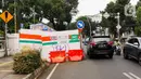 Di sekitar area pengerjaan galian, arus lalu lintas menjadi tersendat bahkan pejalan kaki pun harus ekstra waspada ketika melintas.(Liputan6.com/Herman Zakharia)