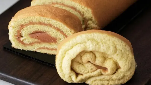 Bolu Gulung Rasa Telur Asin, Siapa Berani Coba?